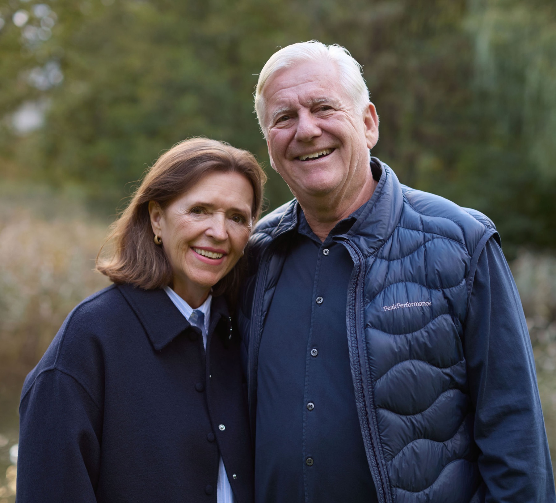 Elisabeth Røst og Erik Hovden i hagen
